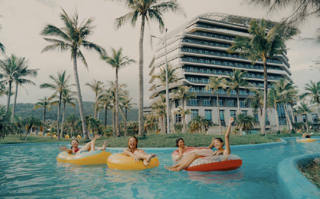 the pools 戶外水區
